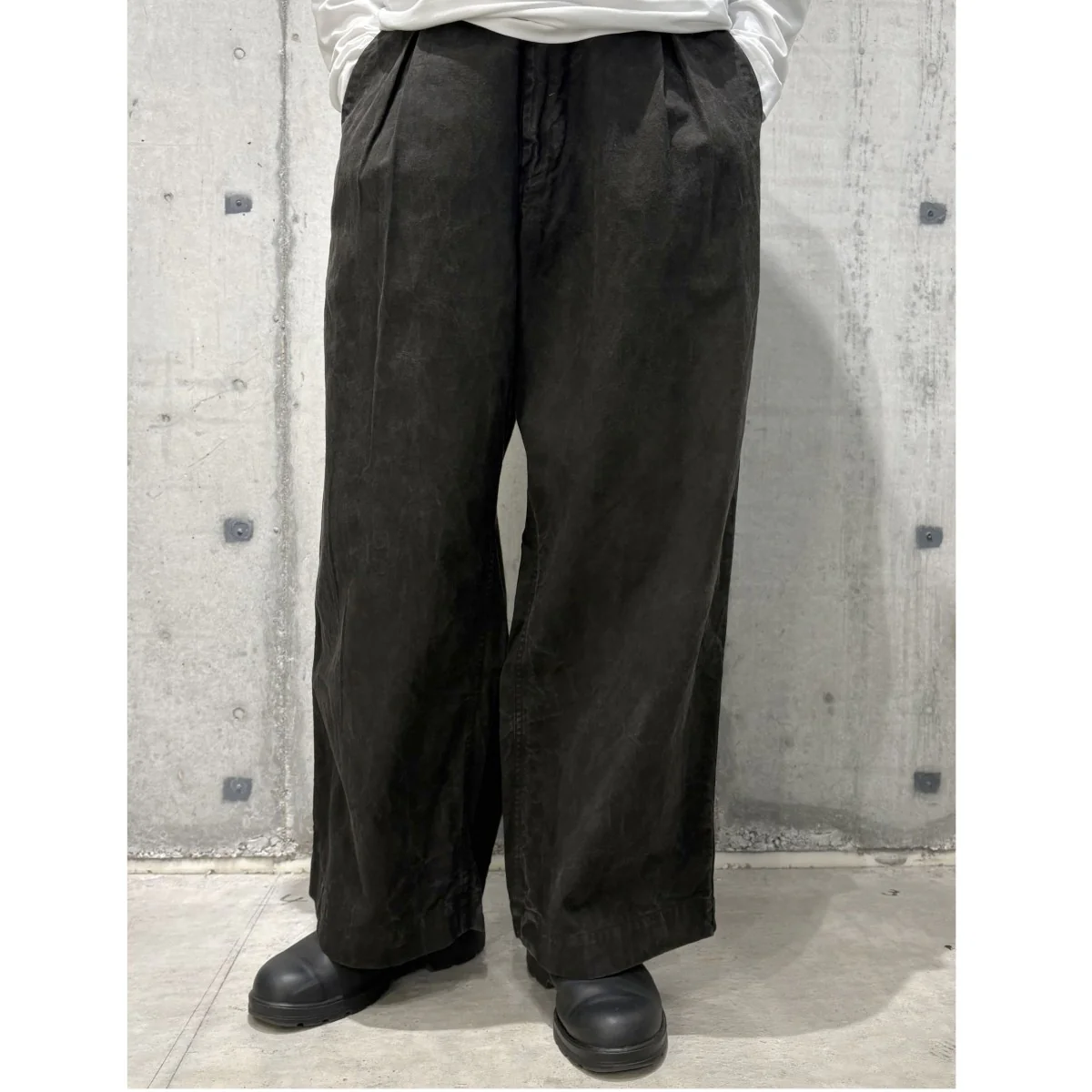 Sumizome Wide Trousers炭染め加工プリーツワイドトラウザーズパンツ - Image 2